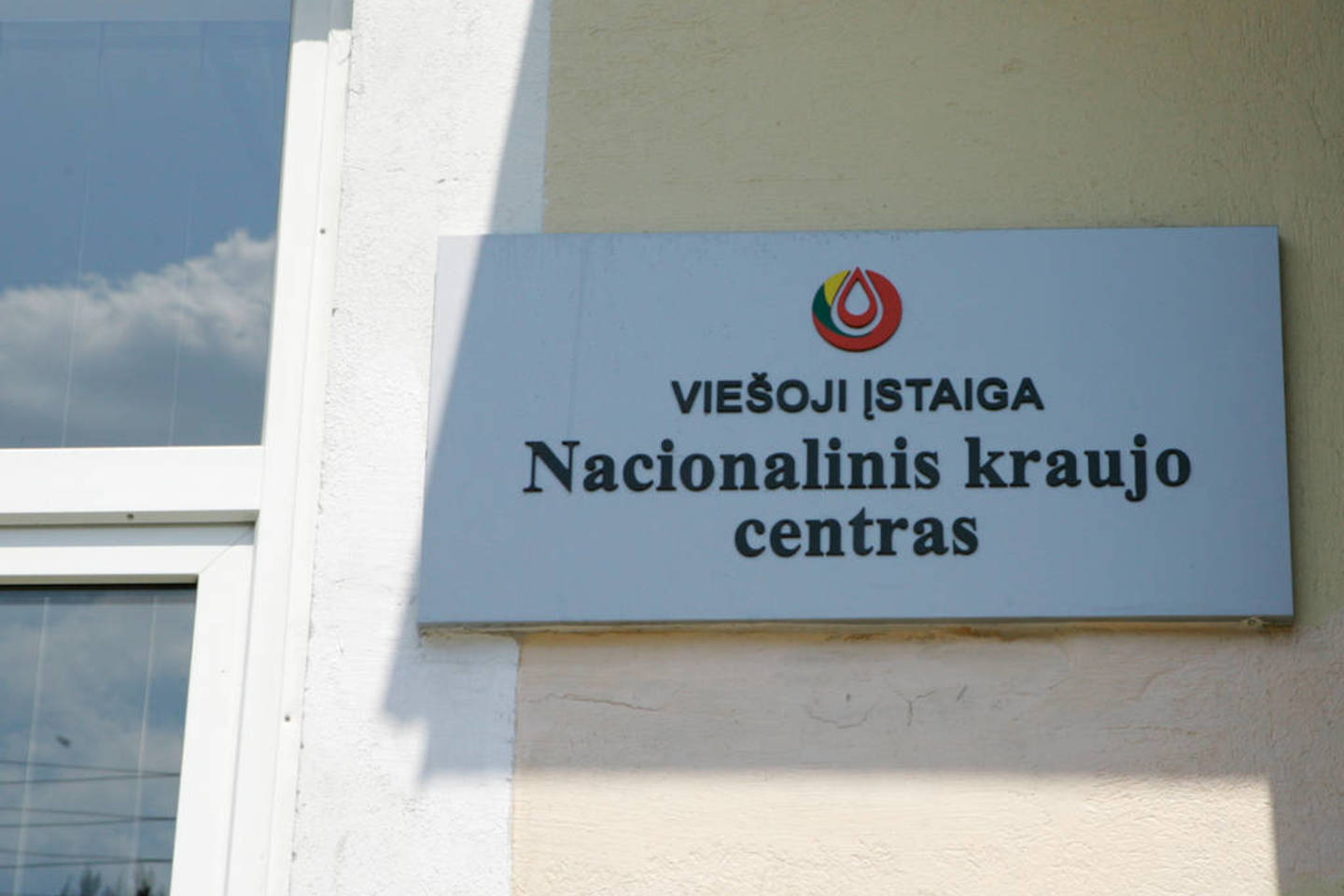 Nacionalinis kraujo centras taip pat kaltintas per viešuosius konkursus siūlantis kraują tiekti beveik už dvigubai mažesnę kainą nei savikaina.