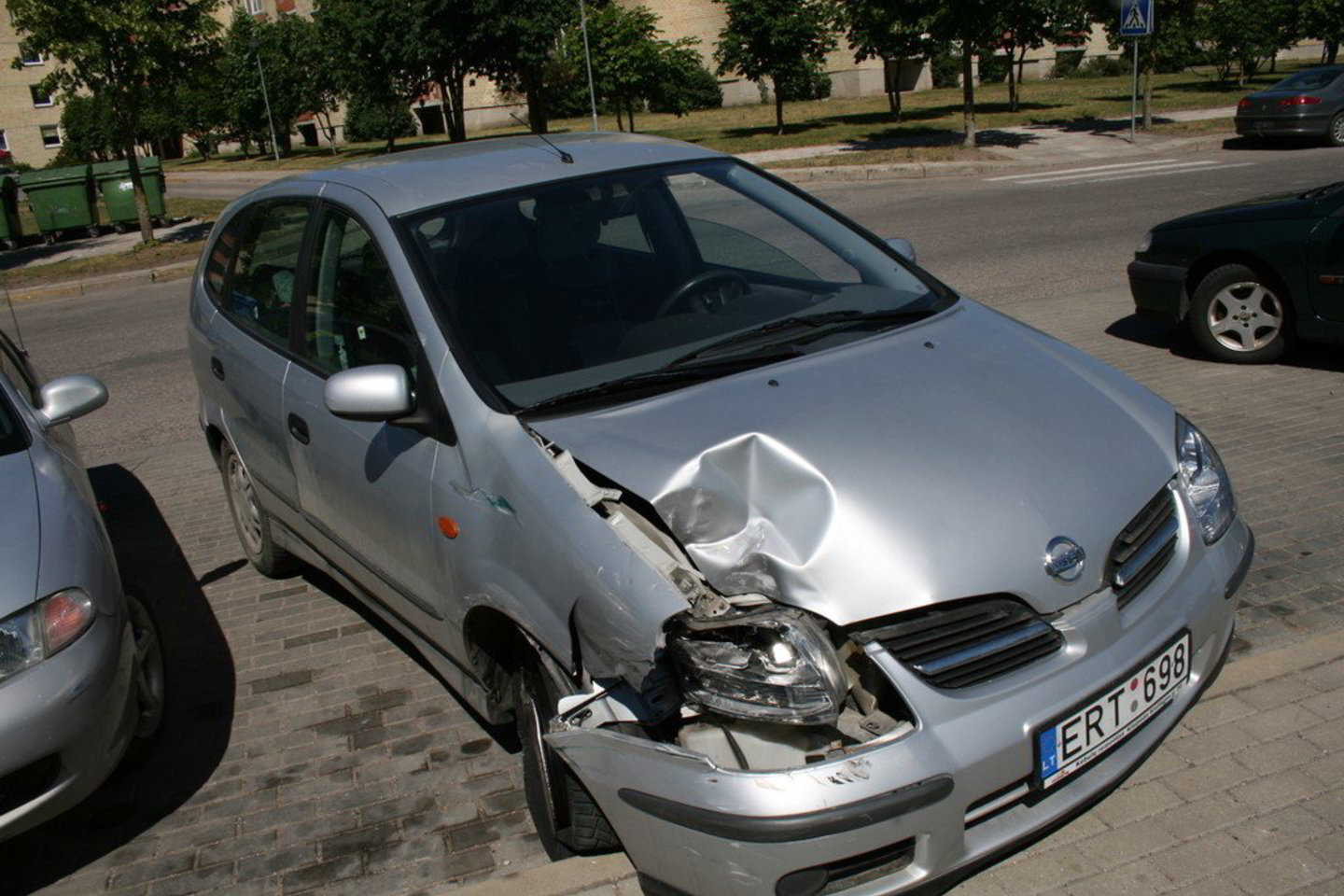 Po susidūrimo su visureigiu gerokai apdaužytu automobiliu "Nissan Almera Tino" ir prakirsta padanga A.Žukas sugebėjo nuvažiuoti daugiau nei 100 metrų iki pirminės sveikatos priežiūros centro.