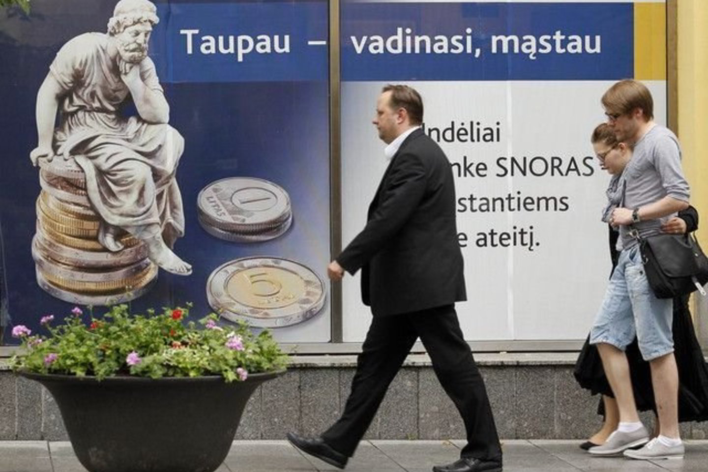 Analitikai siūlo graikams paskaityti užrašus Vilniaus gatvėse: "Taupau - vadinasi, mąstau".