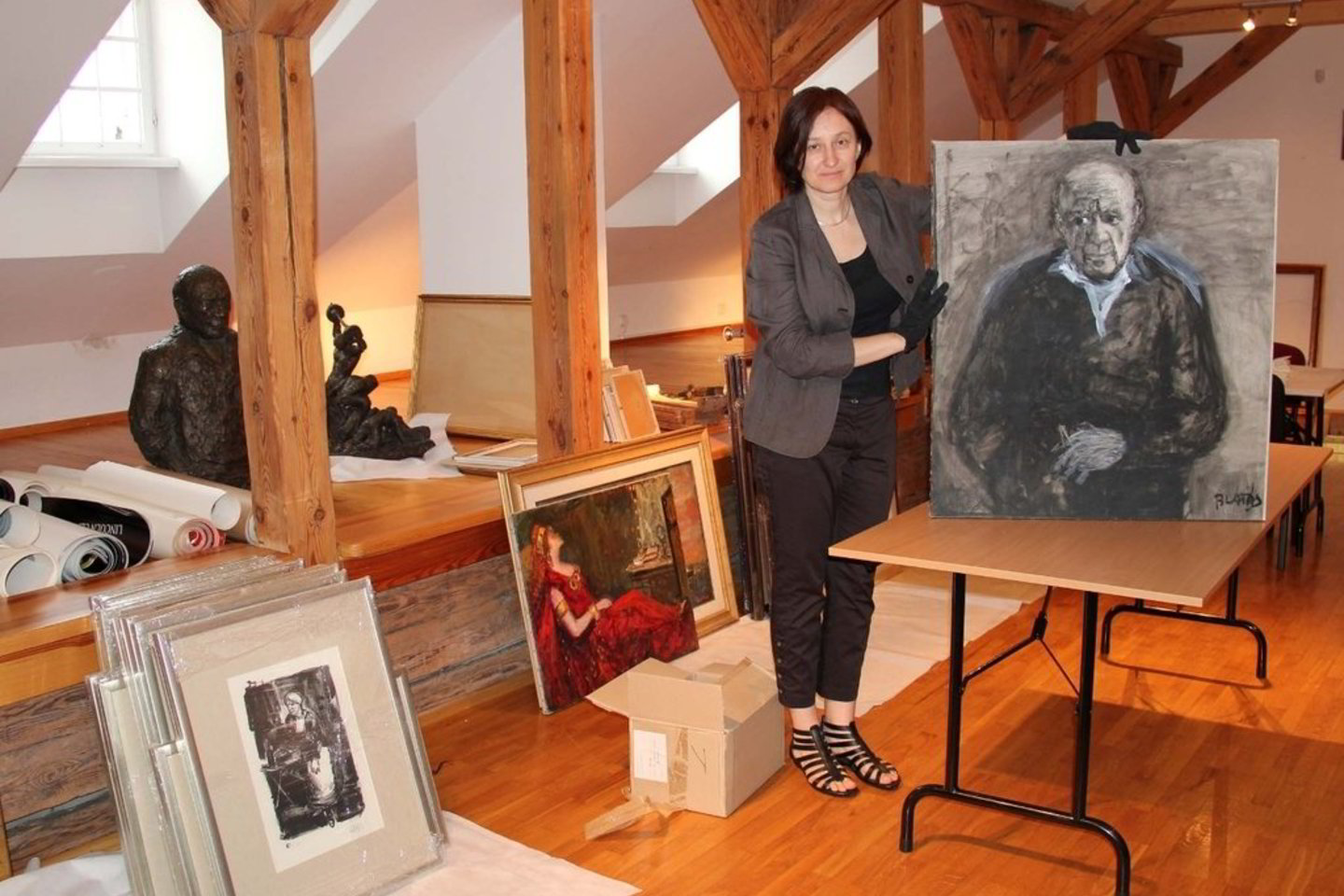 Parodos kuratorė I. Mažeikienė su A. Blato tapytu Pablo Picasso portretu iš dailininko Venecijos dirbtuvių.