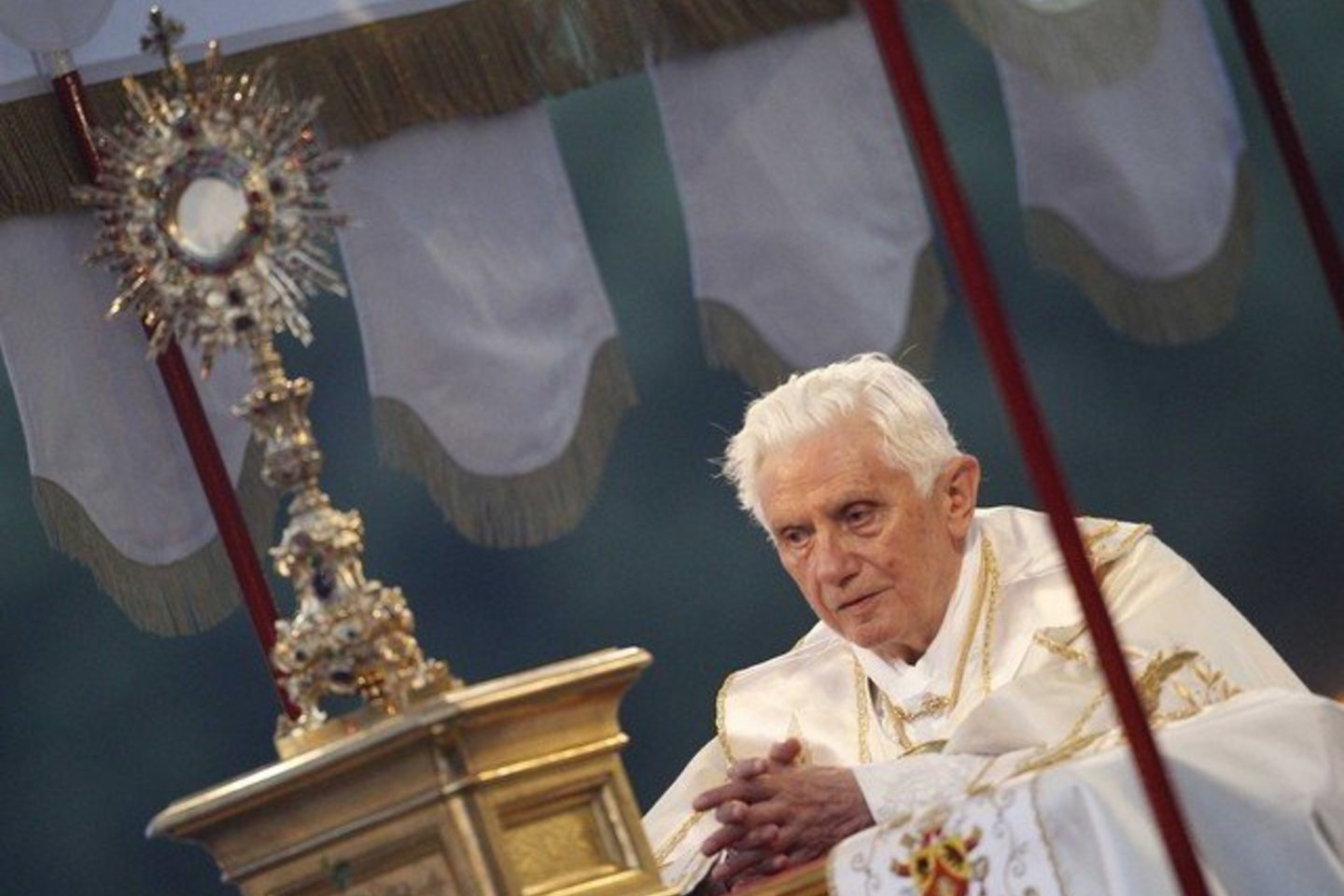Popiežius Benediktas XVI meldžiasi prie Švenčiausiojo Sakramento.