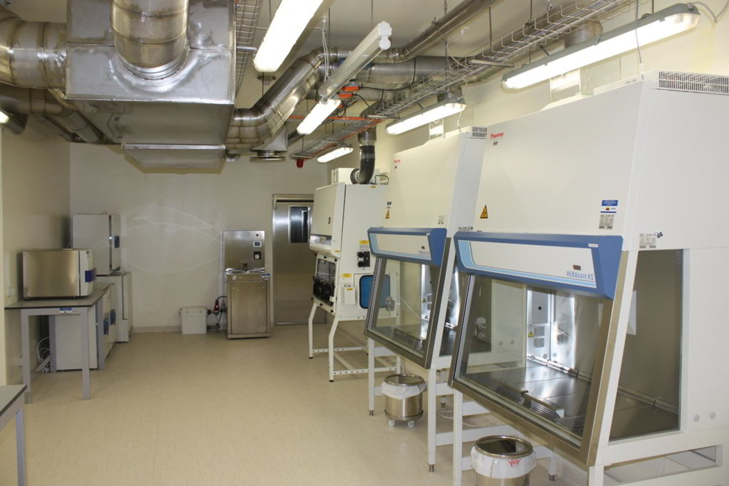 Baigtas Nacionalinės visuomenės sveikatos priežiūros III biologinio saugos lygio laboratorijos, skirtos pavojingų ligų sukėlėjų tyrimams, įrengimas.