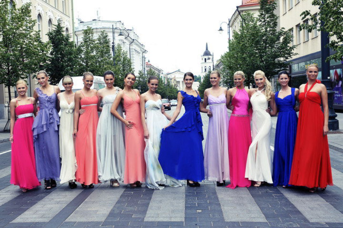 „Mis Lietuva 2011“ finalo dalyvės pasipuošusios suknelėmis iš Kaune įsikūrusio „Birutės salono“.