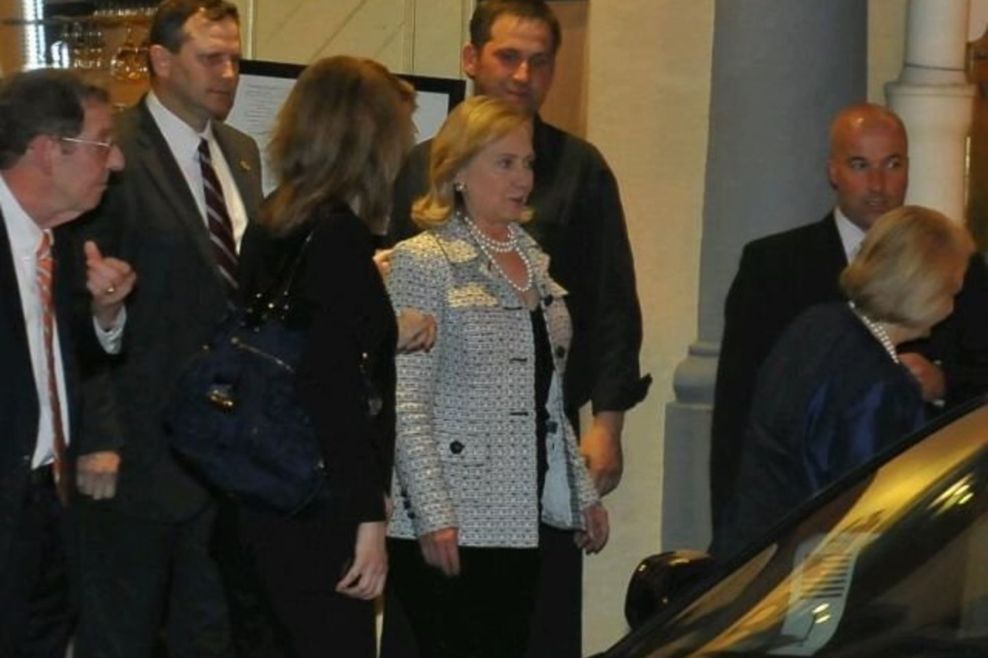 H.Clinton Vilniuje ragavo alaus.