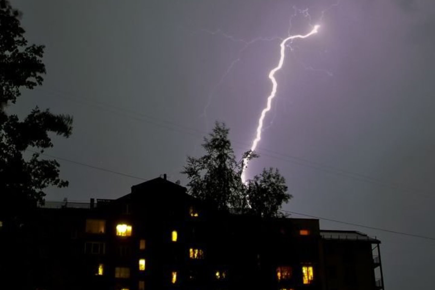 Vietos gyventojų teigimu, apie 19 valandą sutemo tarsi naktį, ėmė žaibuoti ir griaudėti.