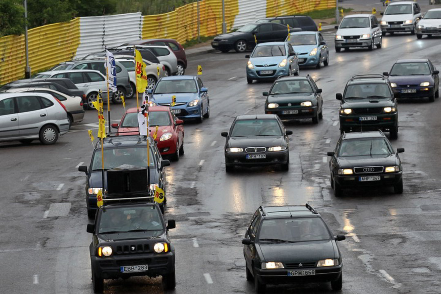 Apie 160 įmonių grupės SDG darbuotojų žaisti golfo išvyko darnia automobilių kolona