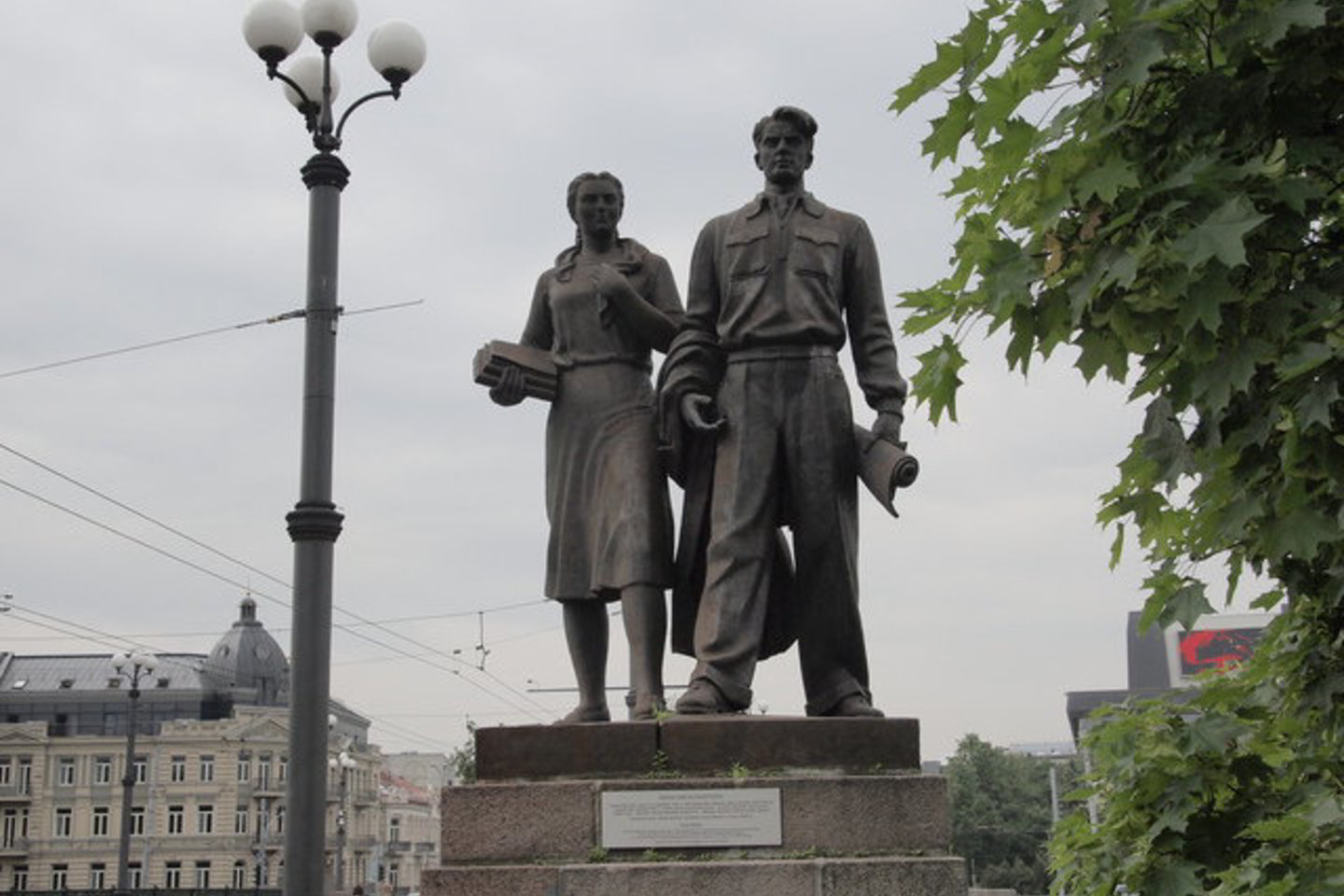 Dabartinio Žaliojo tilto projektą parengė tuometinio Leningrado projektavimo institutas „Projektstalkonstrukcija“, tiltą pastatė rusų kariuomenės inžinerinis dalinys.