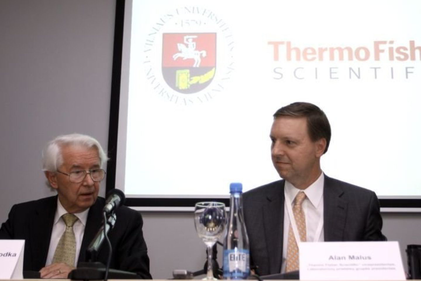 Sutartį pasirašė VU rektorius Benediktas Juodka ir "Thermo Fisher Scientific" viceprezidentas Alanas Malus.