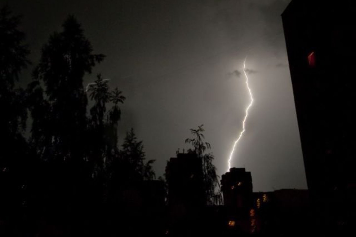 Ketvirtadienį škvalai stebėti Utenos, Molėtų, Zarasų, Švenčionių, Anykščių rajonuose.