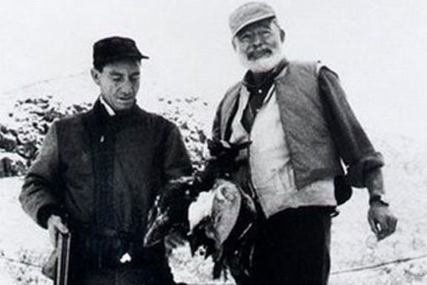A.E.Hotchnerio teigimu, E.Hemingway tuomet pasakojo esąs verčiamas išgyventi tikrą pragarą, tvirtino, neva FTB agentai sekantys kiekvieną jo žingsnį.