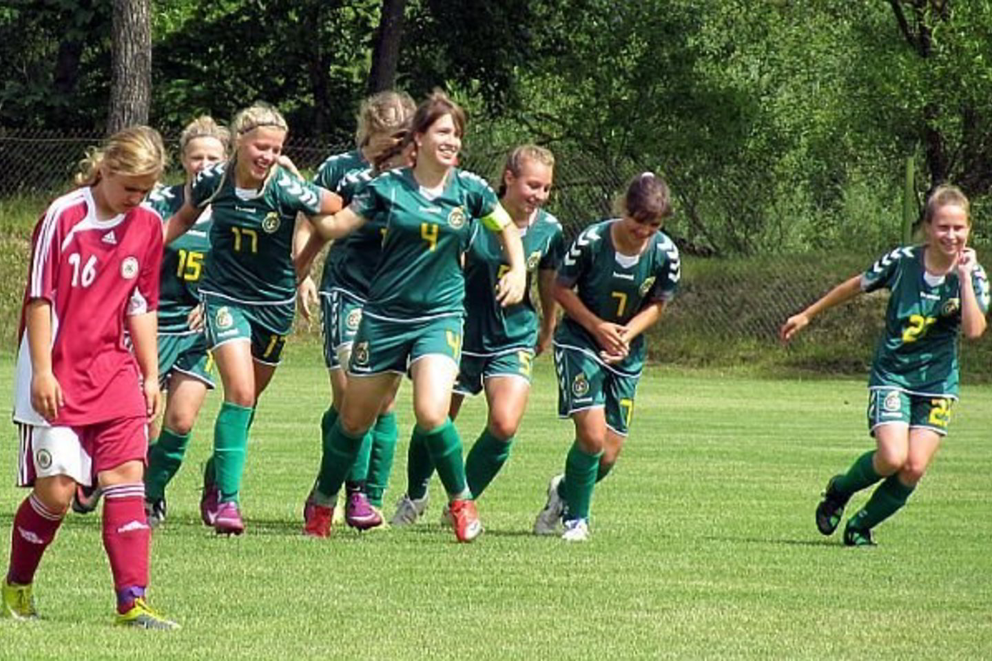 Merginų U-17 rinktinė džiaugiasi įvarčiu.