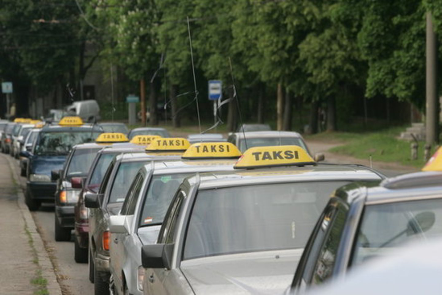 Taksistai už leidimą varototi alkoholį prašydavo susimokėti
