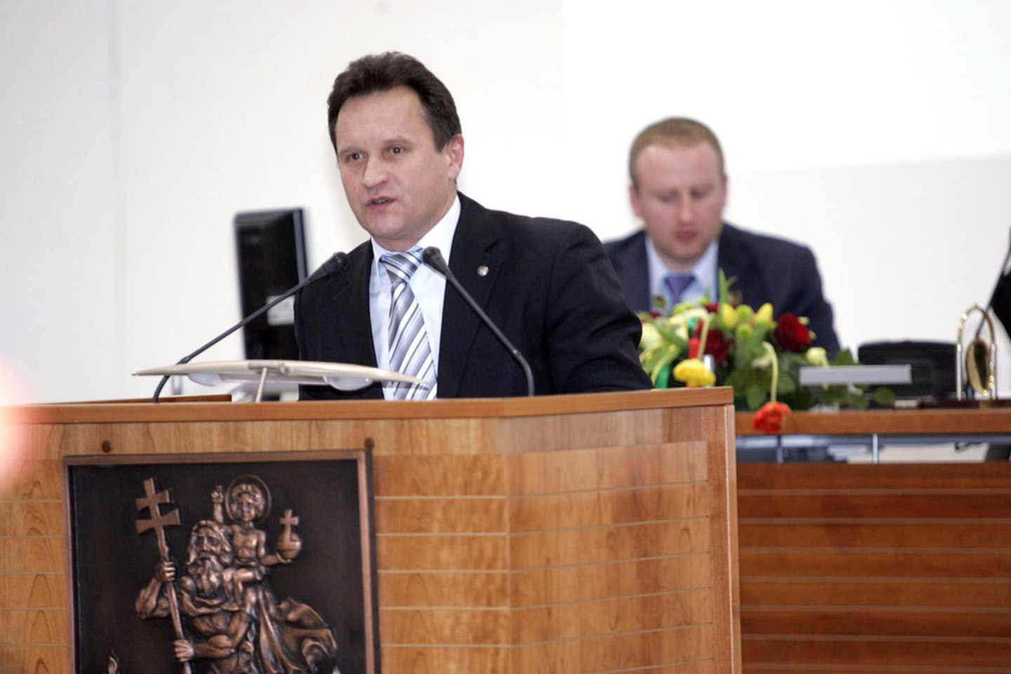 J.Kaminskis jau šiandien, nelaukiant sprendimų dėl tautinių mažumų pavardžių originalios rašybos, L.Kaczynskio atminimą galima būtų įamžinti originalo kalba.