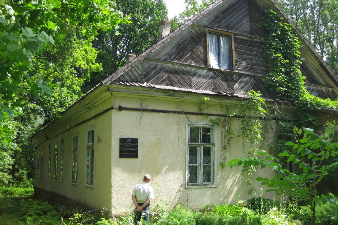 Mukulių dvaras po karo buvo perstatytas. Jame buvo įkurta mokykla, biblioteka, mokytojų gyvenamasis namas, vėliau poilsio namai „Šypsena“, studentų bendrabučiai.