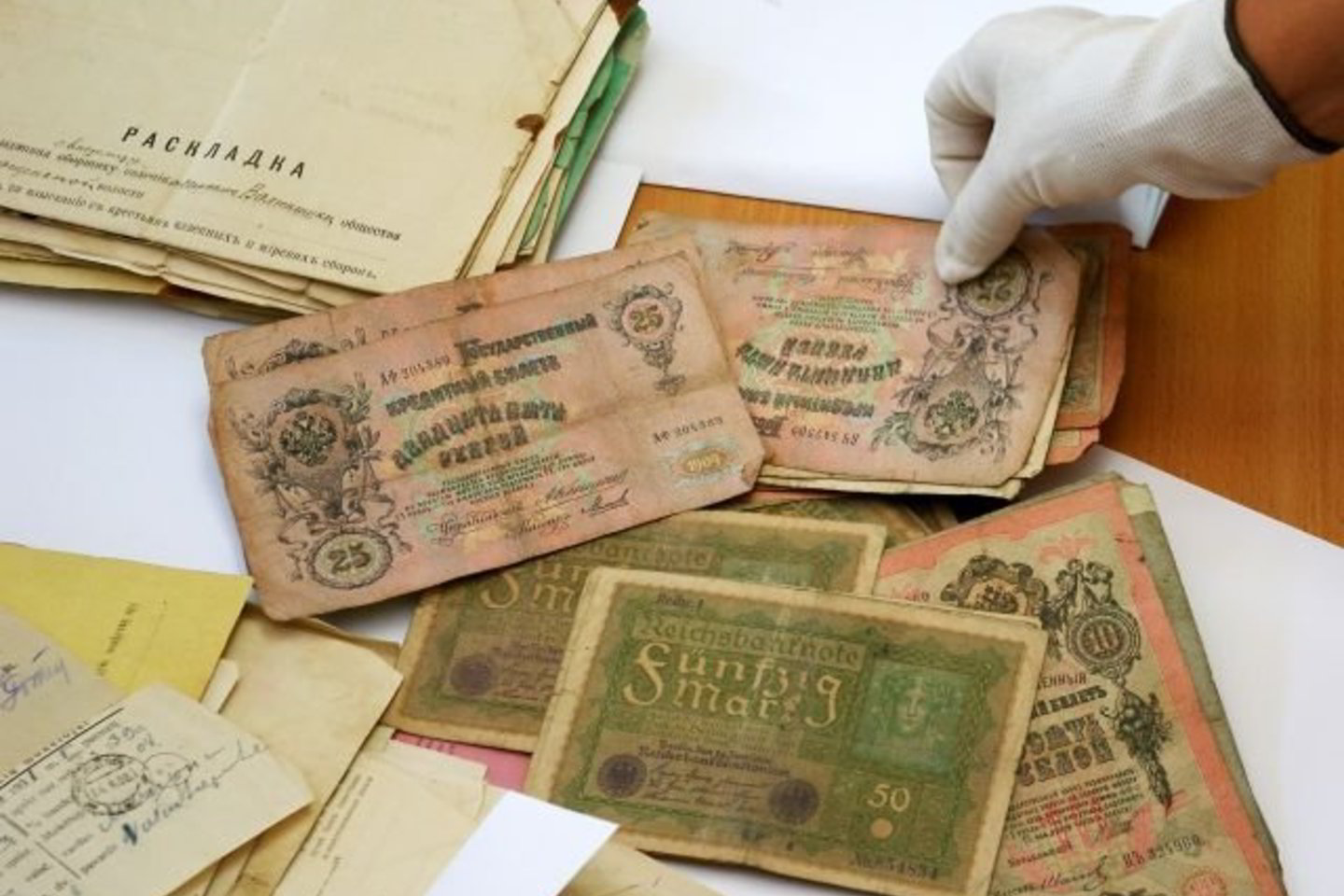 Muziejui buvo perduota apie 500 įvairių dokumentų ir pinigų banknotų.