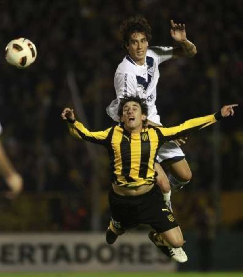R.Alvarezas (viršuje) iš Argentinos keliaus į „Inter“