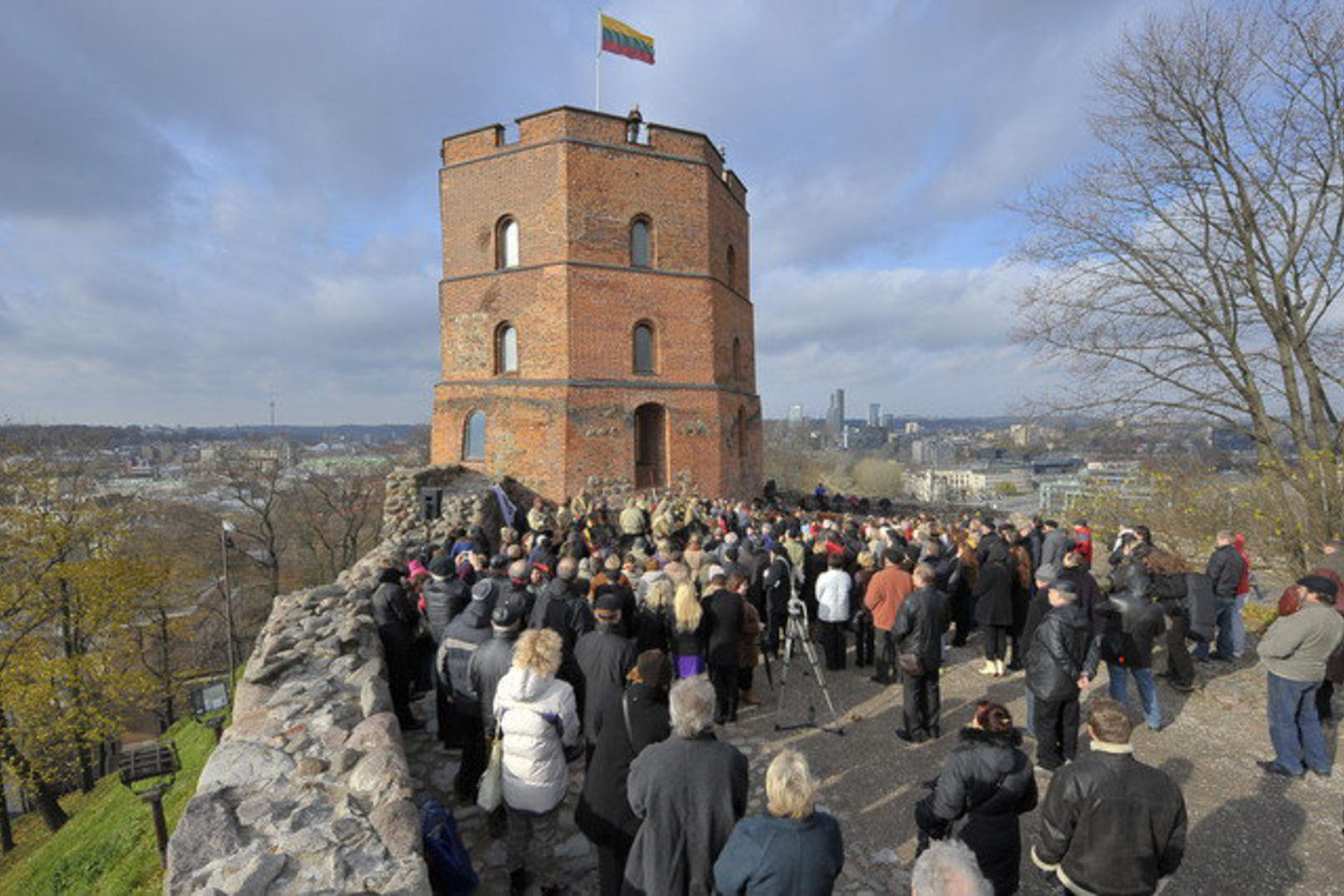 Gedimino Vilnius buvo lietuvių gyvenamų žemių centre, bet padėtis palaipsniui ėmė blogėti, nes Vilnijos gyventojai nutautėjo – gimtąją lietuvių kalbą išstūmė kita, slaviška.