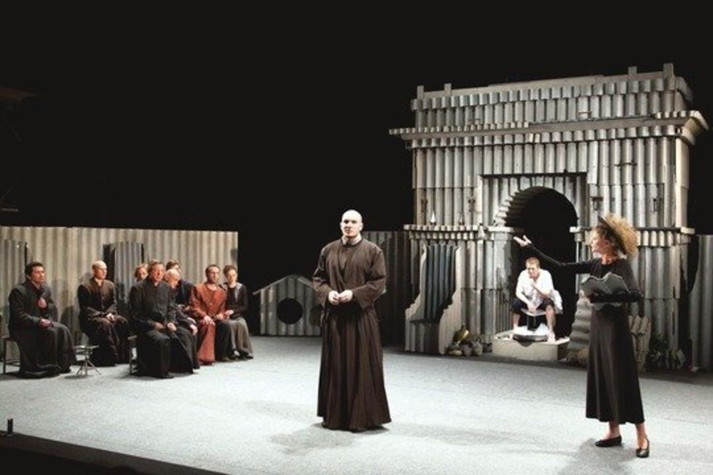 Garsiojo lietuvių teatro režisieriaus E.Nekrošiaus spektaklyje „Kaligula” Romos imperijos gyventojai įkurdinti pasaulyje, suręstame iš šiferio.