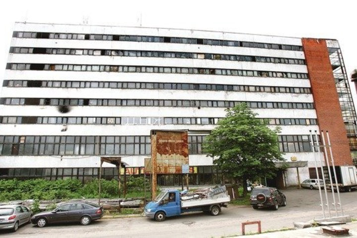 Taksi parko pastato baisumus uždengtų didžiulė reklama. Toks būdas anksčiau yra išmėgintas.