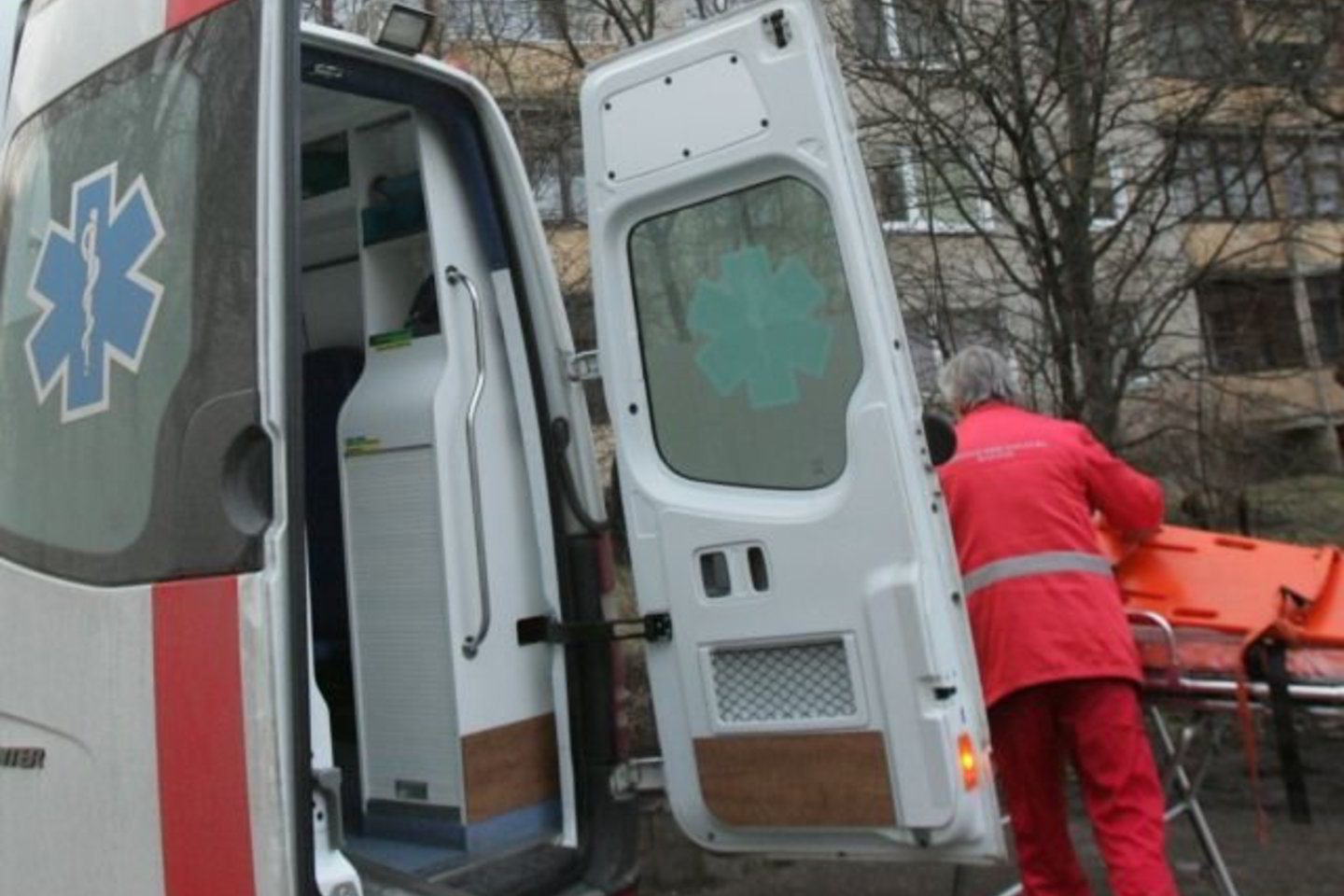 Įvykio vietoje dirbę pareigūnai tikino tiksliai nežinantys, ar moteris iškrito pati, ar buvo išmesta.