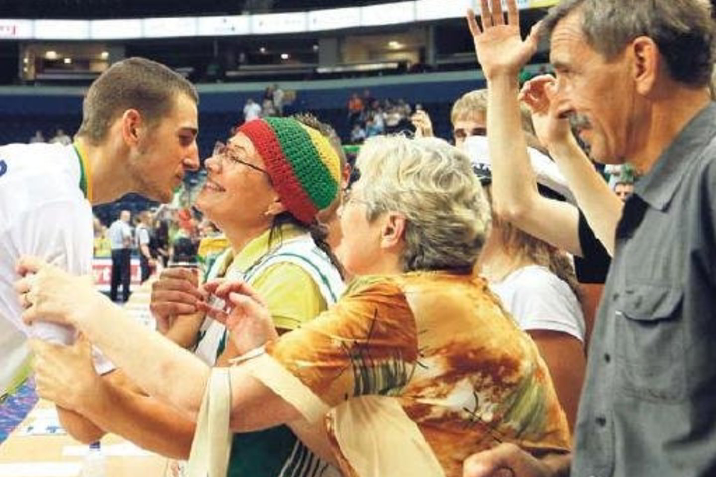 J.Valančiūnas po skambių pergalių pirmiausia padėkoja savo motinai D.Valančiūnaitei (antra iš kairės), bet jaunajam krepšininkui sporto arenose smagu matyti ir tėvą J.Vilką (dešinėje), kuris yra sukūręs kitą šeimą.