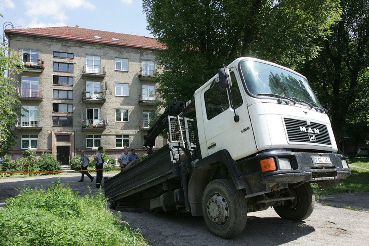Smėlį gabenusio sunkvežimio svorio neatlaikė po stovėjimo aikštele įrengtos patalpos stogo perdanga.