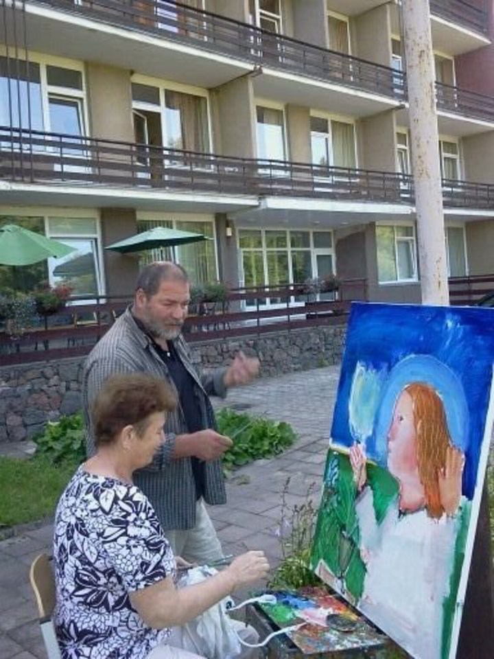 Pacientai galės pasinerti į spalvų ir meno pasaulį, po kurį juos vedžios žinomi Lietuvos menininkai Aleksandras Vozbinas, Juozas Pranckevičius, Svajūnas Armonas, Antanas Beinaravičius, Algimantas Stanislovas Kliauga, Lena Chvičija.