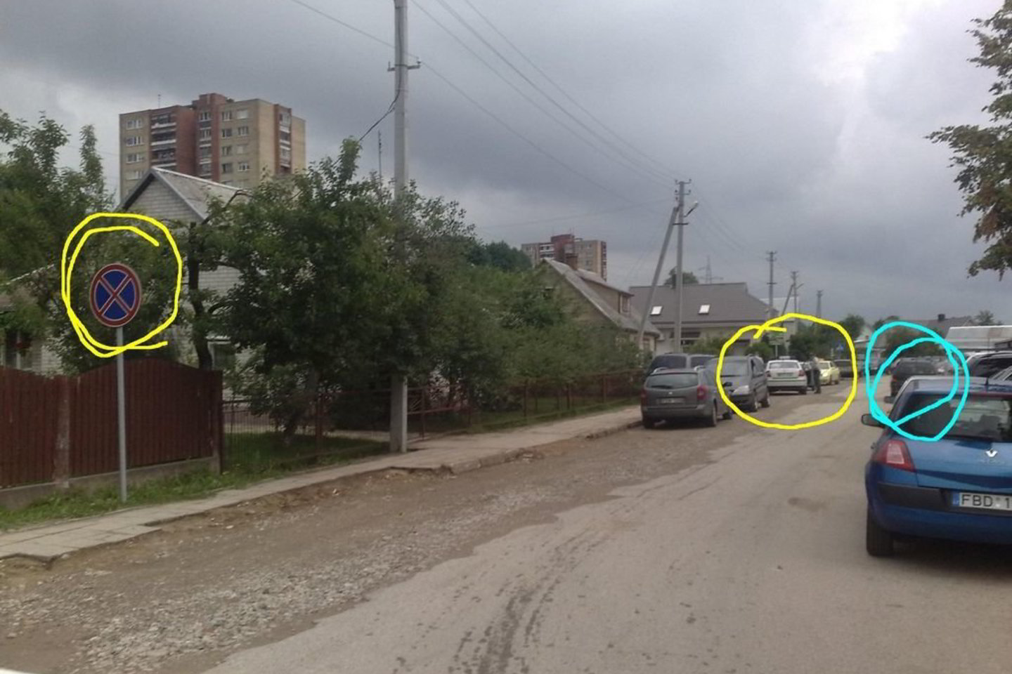 Draudžiamojo kelio ženklo galiojimo zonoje stovintį policijos automobilį jonaviškis išskyrė geltonai, savo - mėlynai