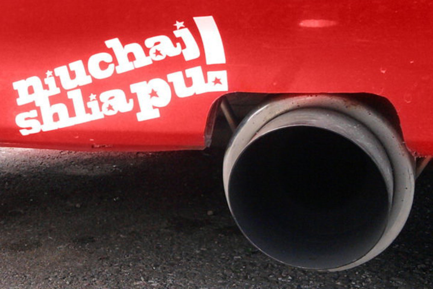 Skirtingi vairuotojai savo įvairius polinkius demonstruoja ant automobilių