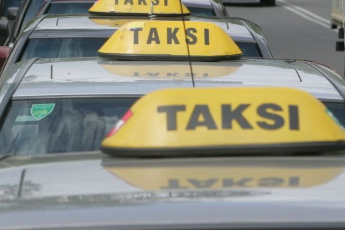 Skriaudikai išsikvietė taksi automobilį, į kurį grasindami peiliu įsisodino A.Ž. ir nusivežė jį į Šiaulių rajone esantį mišką.