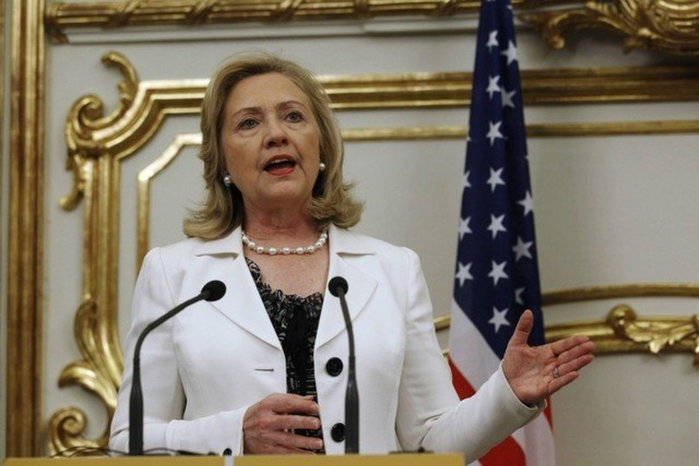 „Mūsų tikslas - pamatyti, kaip išsipildo Sirijos žmonių valia sulaukti demokratiškos transformacijos“, - pridūrė H.Clinton.