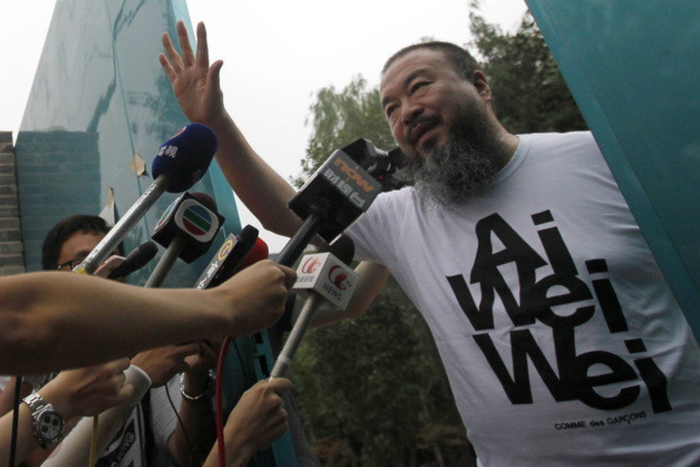 Pekino mokesčių inspekcija nurodė Ai Weiwei sumokėti 12 mln. juanių (4,5 mln. litų) mokesčių ir baudų.