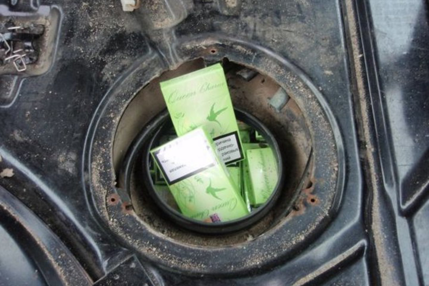 Automobilio slėptuvėje - kuro bake bei padangose - gabeno 24 pakelius cigarečių.