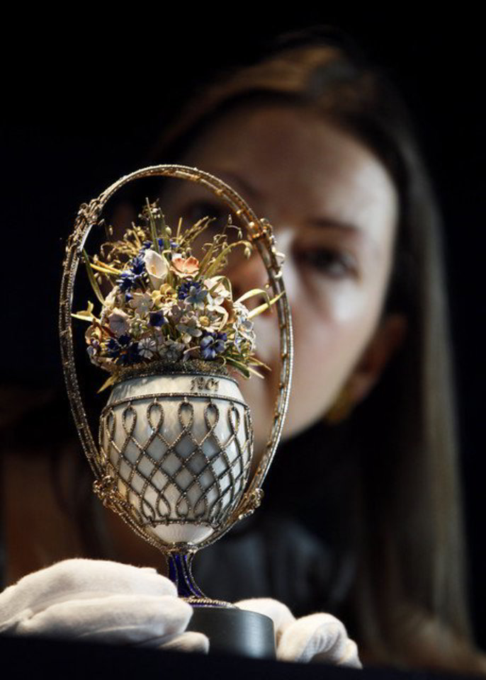 Imperatoriškasis Faberge Velykų kiaušinis. 1901 metais šią brangenybę caras Nikolajus II dovanojo carienei Aleksandrai Fiodorovnai. Kiaušinį 1933 metais įsigijo karalienė Mary.