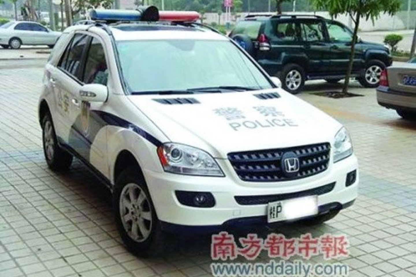 Kinų policininkai "Mercedes-Benz ML" bandė maskuoti "Honda" ženklais