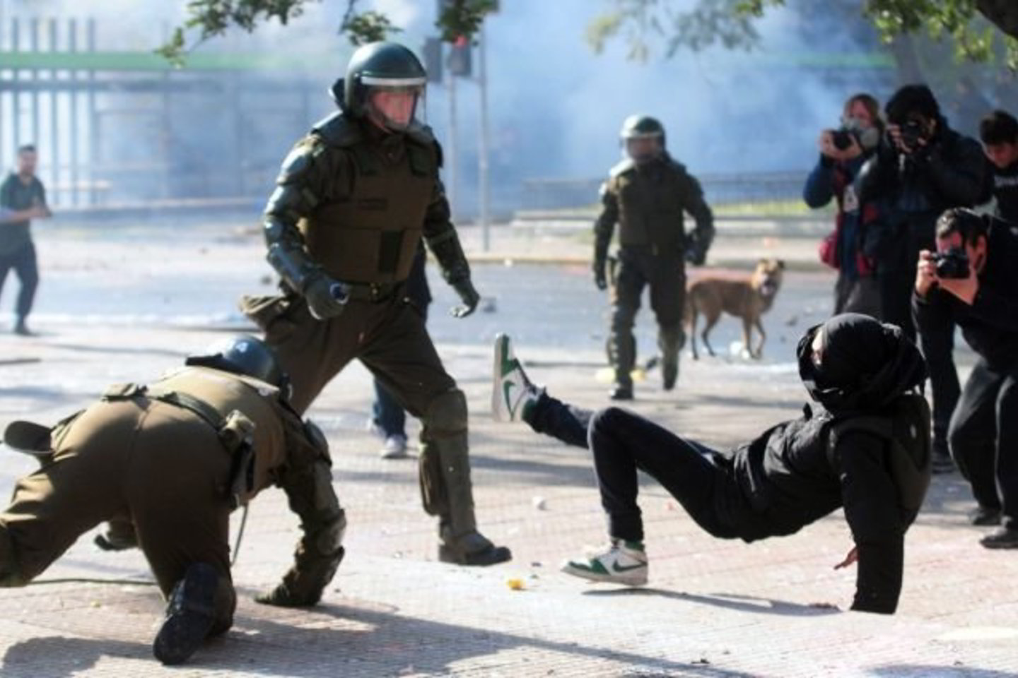 Policija prieš demonstrantus, kurie svaidė akmenis ir plastikinius butelius su dažais, panaudojo vandens patrankas ir ašarines dujas.