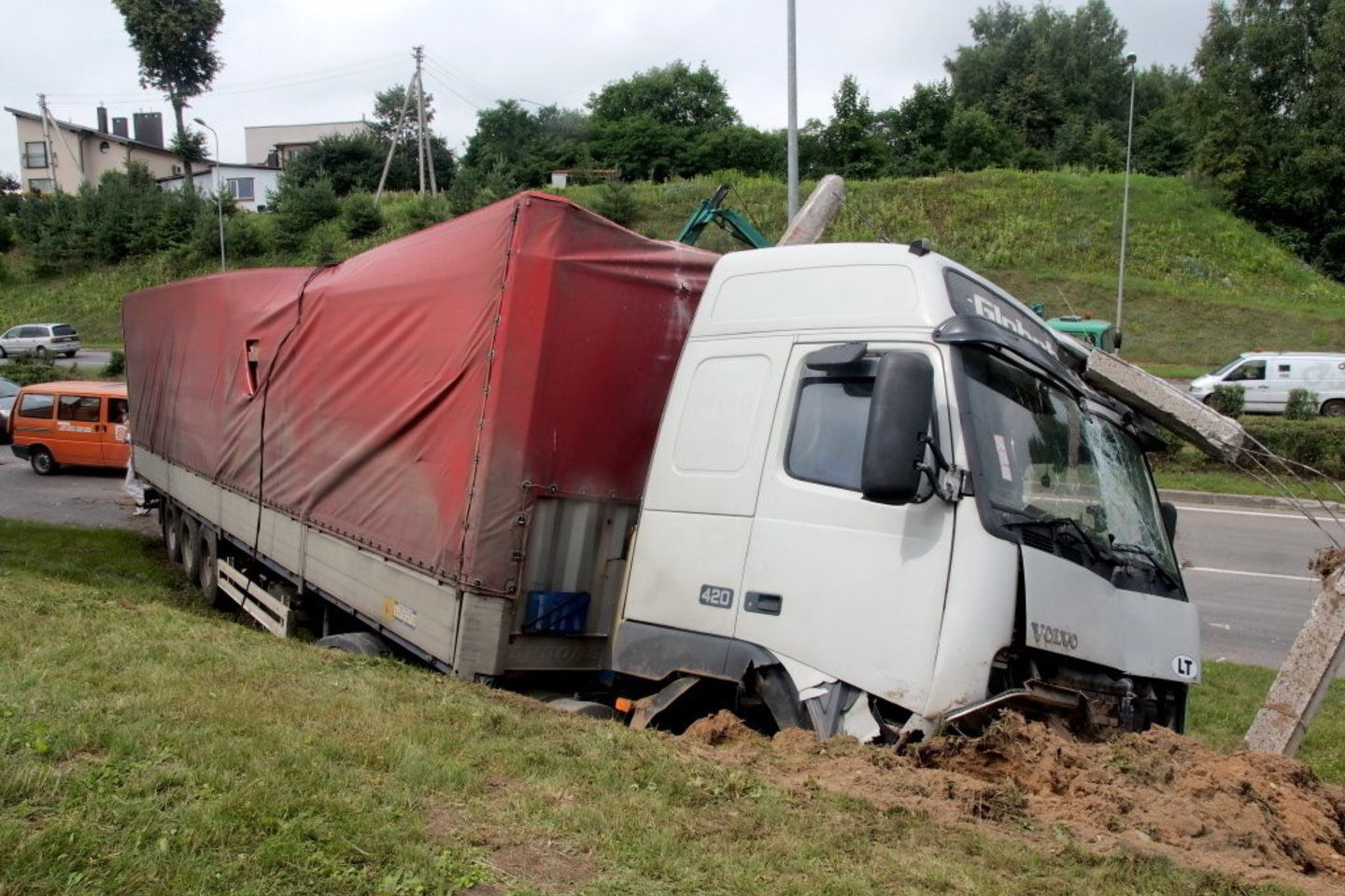 Liudininkų teigimu, sustojus sunkiasvorei mašinai vilkiko vairuotojas atėjo prie sulamdytų automobilių, pagyvenęs vyriškis atrodė blaivus.