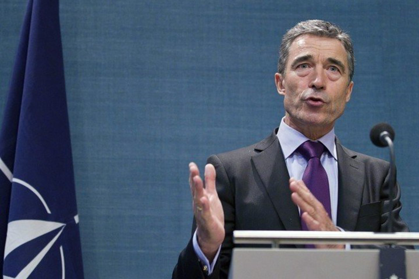 NATO generalinis sekretorius Andersas Foghas Rasmussenas ketvirtadienį paragino aljanso nares skirti daugiau lėktuvų bombarduoti Muammaro Gaddafio pajėgas.