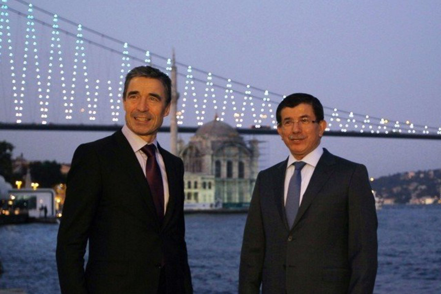 NATO generalinis sekreotrius Andersas Foghas Rasmussenas (kairėje) ir Turkijos užsienio reikalų ministras Ahmetas Davutoglu Stambule dalyvavo NATO lyderių susitikime.