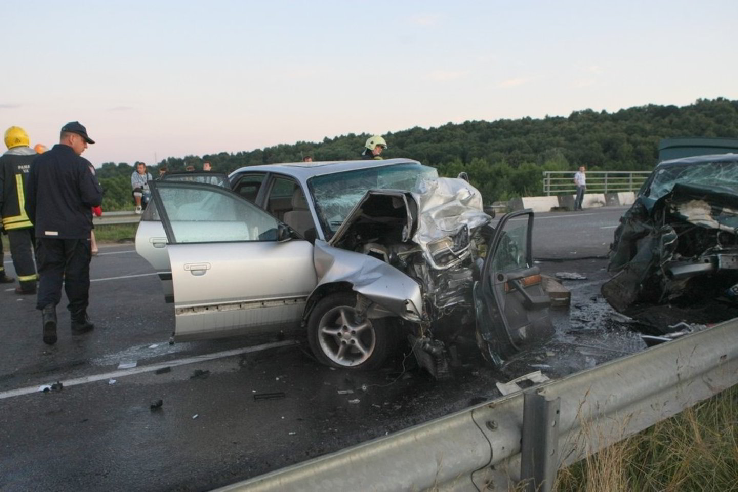 Sužeistuosius iš sumaitotų automobilių panaudodami specialią techniką traukė ugniagesiai gelbėtojai.