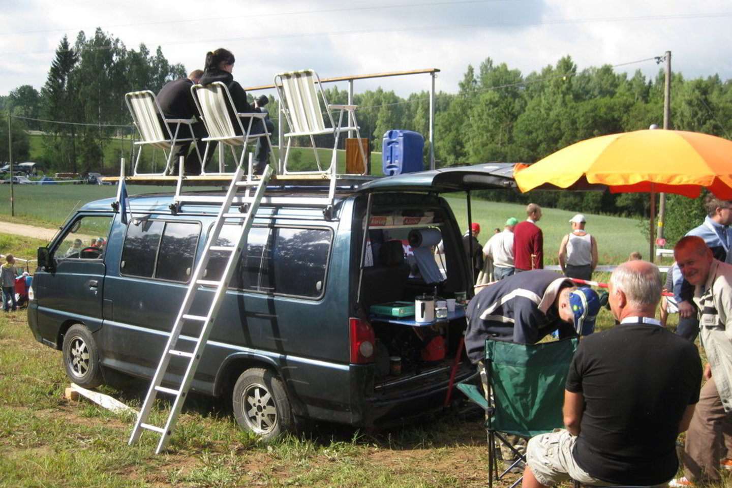 Estų ralio sirgaliai - labai išradinti, šiame automobilyje įrengė net dušą