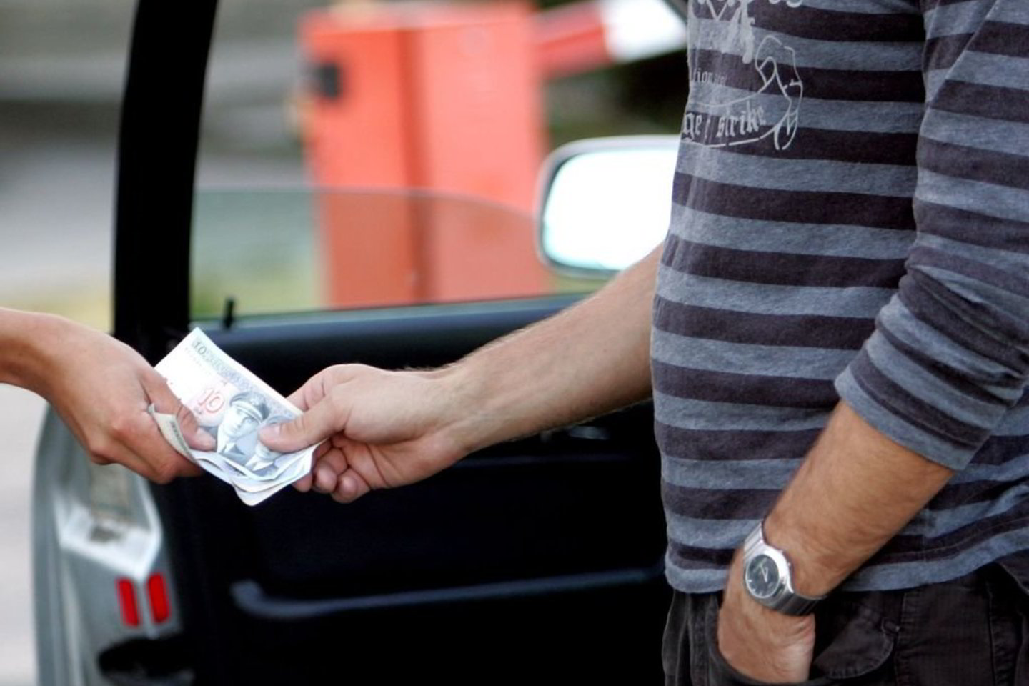 Palikęs pinigus vyras išlipo iš policijos automobilio, nes tikėjosi, jog gavę pinigus pareigūnai jį paleis.
