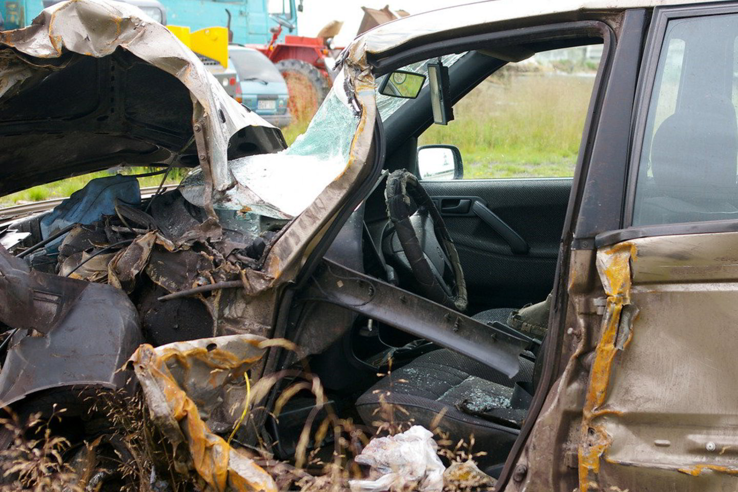 Kelio vingyje slysti ėmęs miškavežis prispaudė lengvąjį automobilį prie kelio atitvaro.