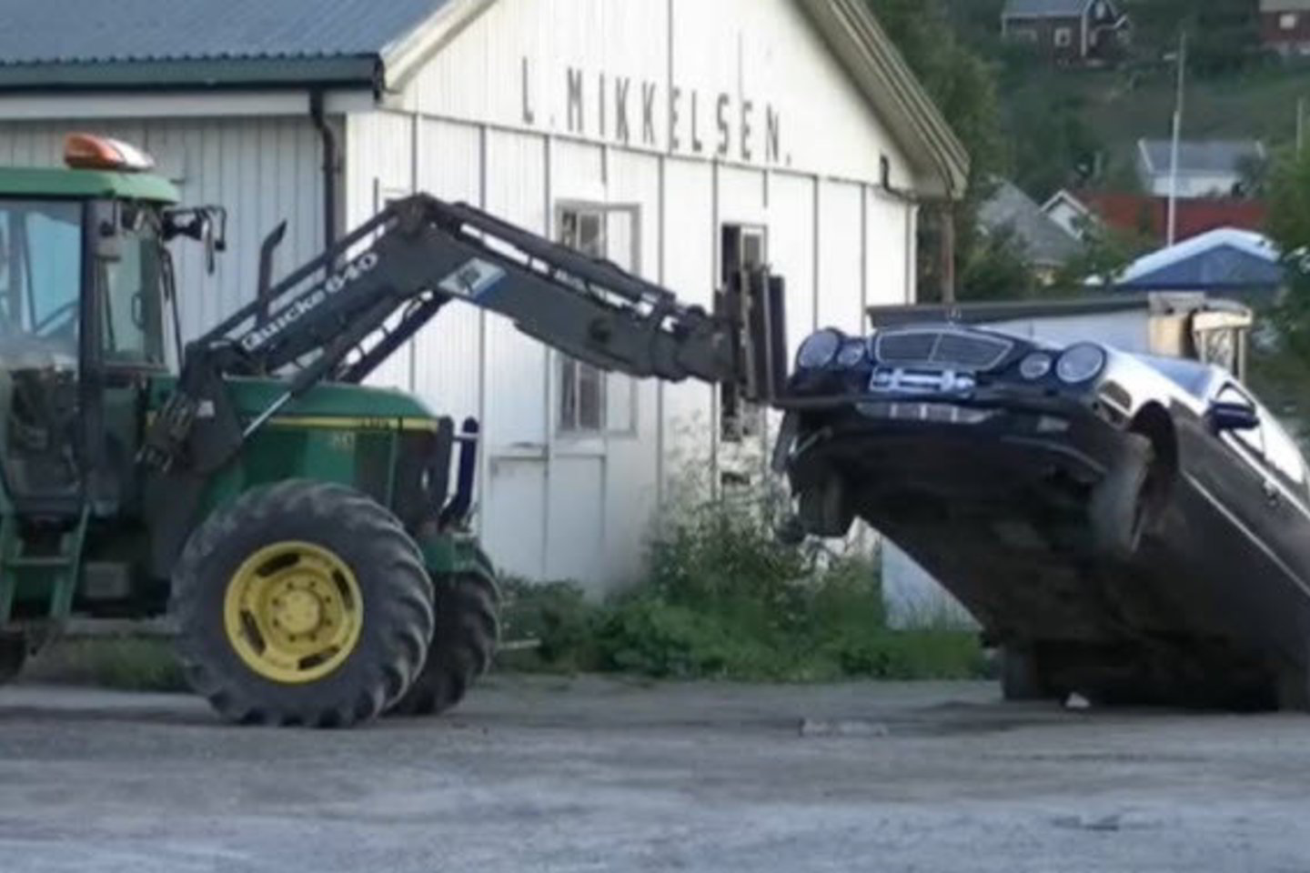 Savo automobilio vagį Novergijos ūkininkas sugavo traktoriumi
