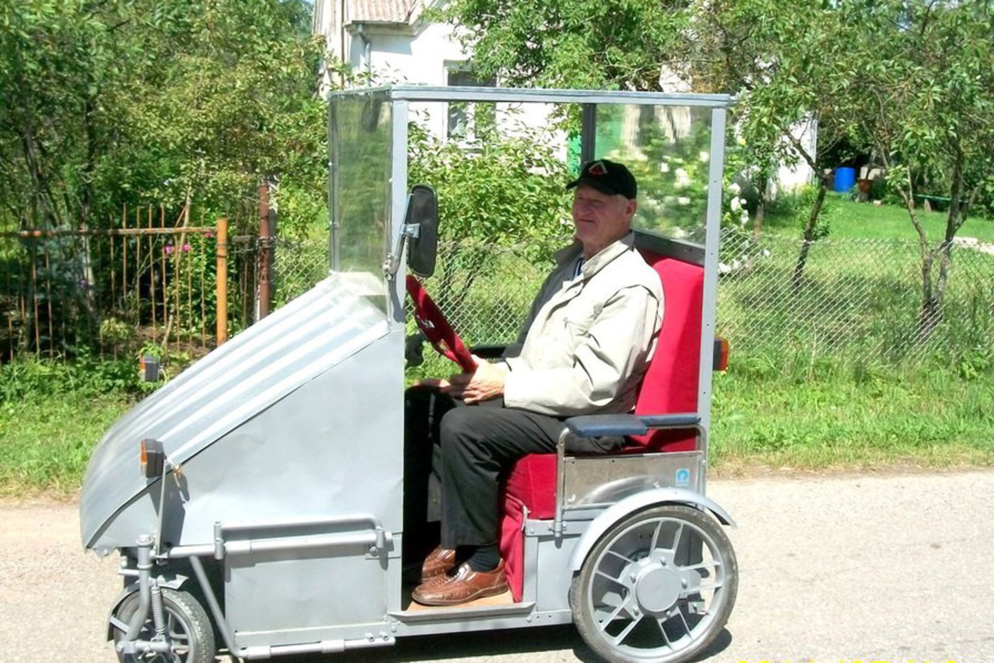 Elektromobilį varo du valtims skirti akumuliatoriai.