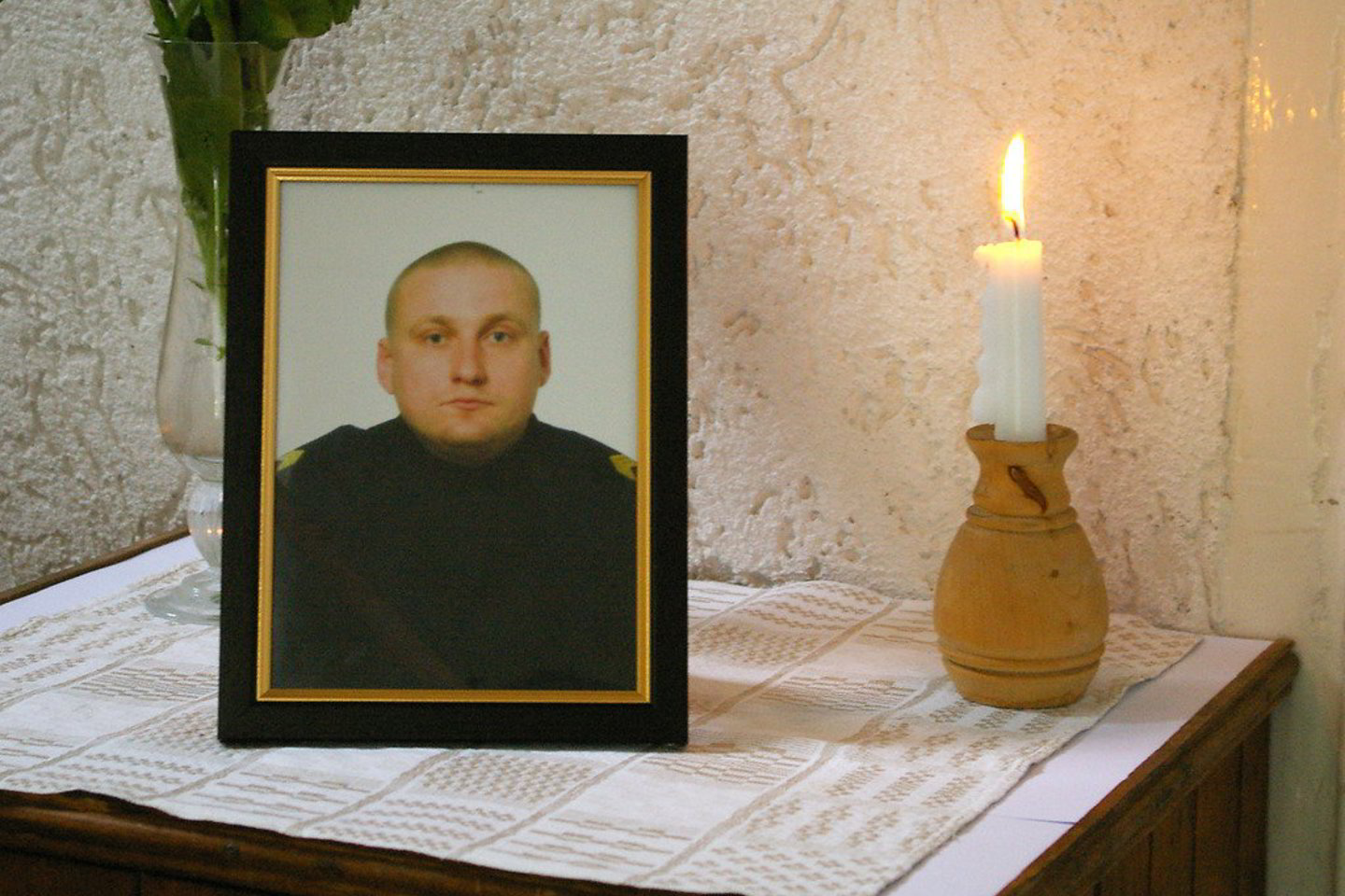 Pakruojo priešgaisrinės gelbėjimo tarnybos darbuotojai žuvusį kolegą pagerbė uždegdami žvakutę.