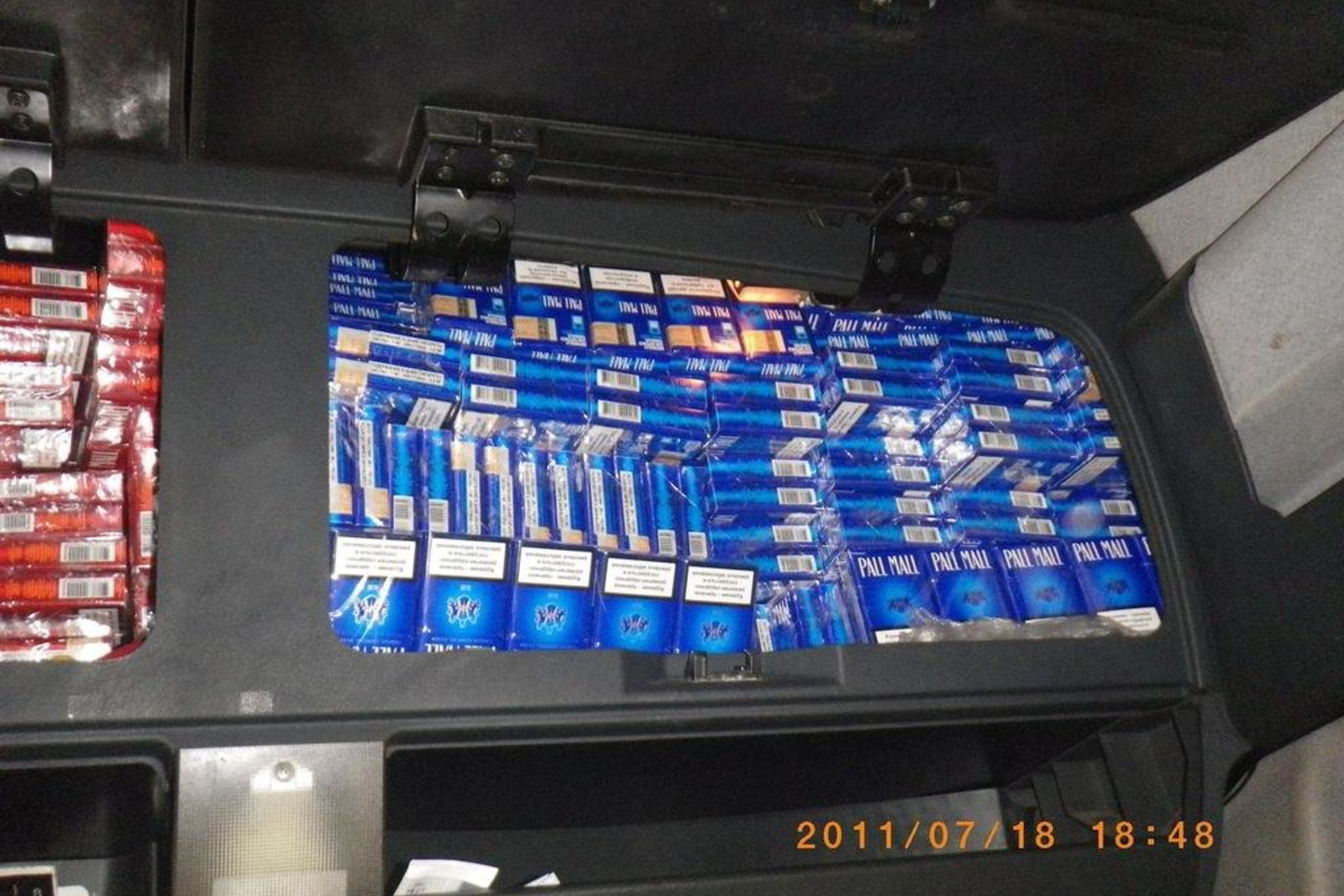 Pradėję detalią automobilio apžiūrą, pareigūnai aptiko paslėptas cigaretes.