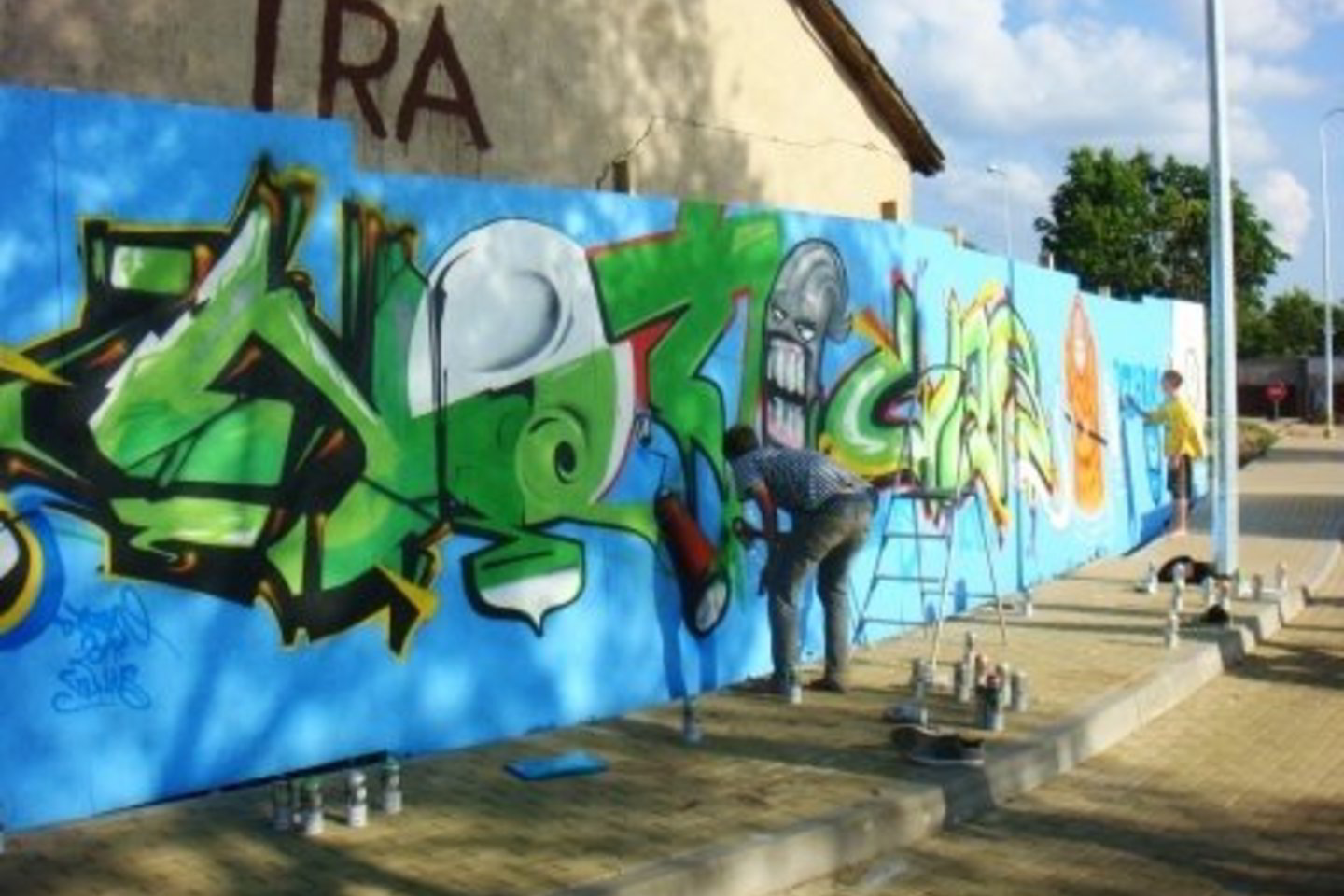 Graffiti piešėjai dailino Zarasų miesto pakrantę vandens ir pramogų tema, bendravo bei dalinosi patirtimi su vietiniais graffiti mėgėjais, vedė apmokymus visiems norintiems sužinoti daugiau apie šią naujos kartos miestų meno rūšį.