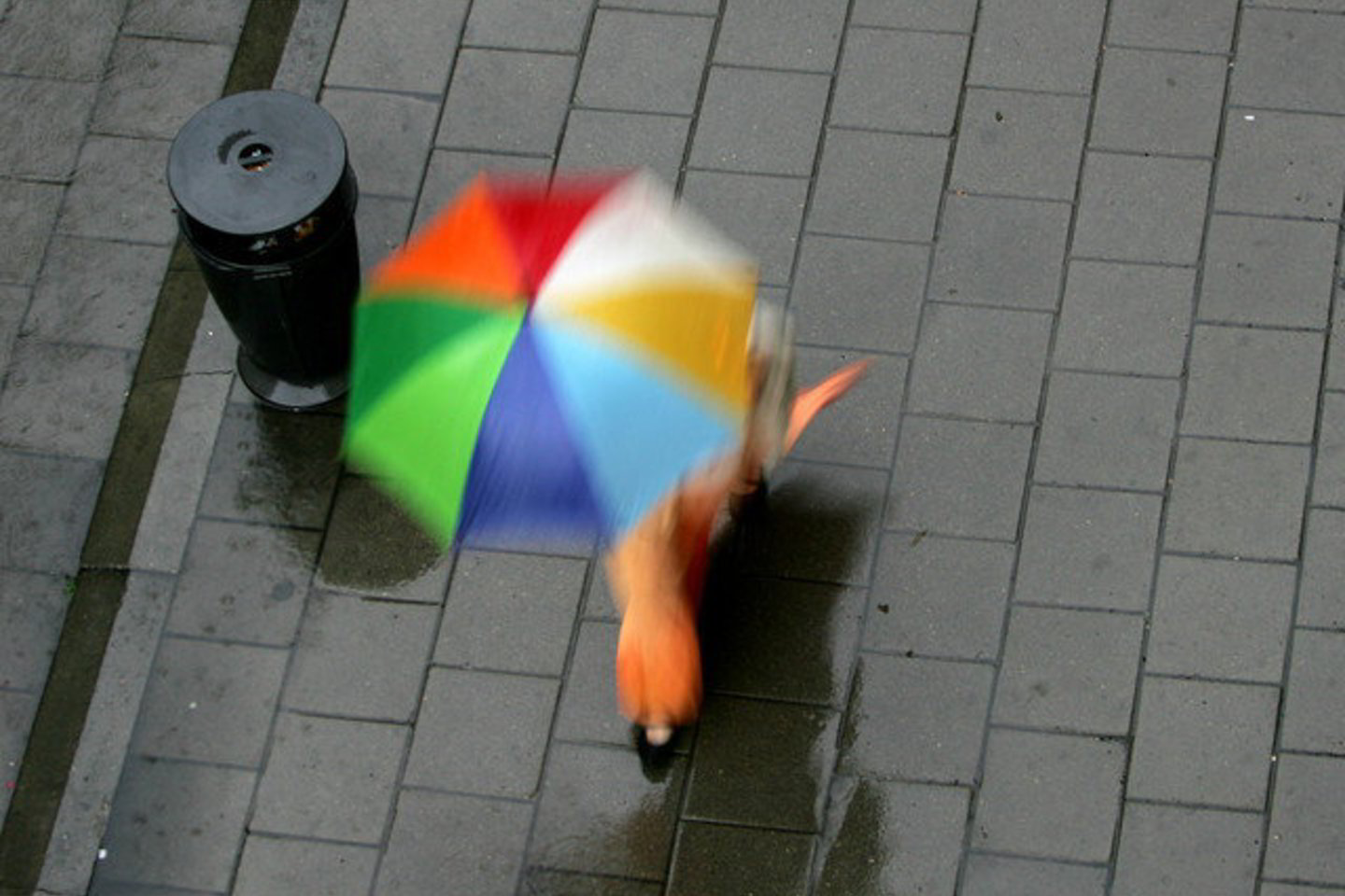 Skėtis įsmigo netoli mokyklos durų buvusiai Sandrai į krūtinę.