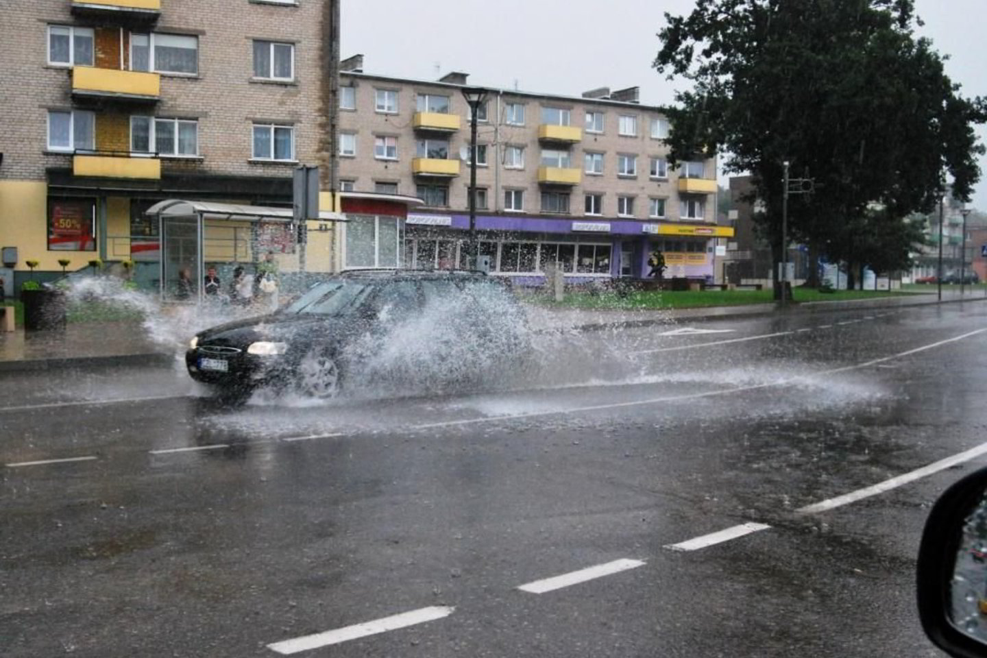 Radviliškyje liūtis užtvindė gatves ir gyvenamųjų namų kiemus.
